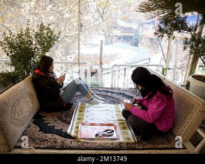 Teheran, Teheran, Iran. 9.. Dezember 2022. Zwei junge iranische Frauen verbringen ihre Freizeit am 09. Dezember 2022 im Darband-Bezirk im Norden Teherans, Iran. (Kreditbild: © Rouz60 Fouladi via ZUMA Press Wire) Kredit: ZUMA Press, Inc./Alamy Live News Stockfoto