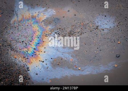 Benzinflecken auf Asphalt. Benzin ist auf der Straße verschüttet. Stockfoto