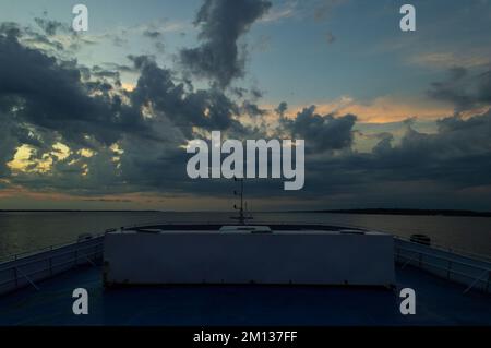 Sonnenaufgang auf dem Amazonas während einer nächtlichen Bootsfahrt Stockfoto