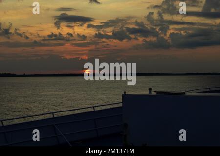 Sonnenaufgang auf dem Amazonas während einer nächtlichen Bootsfahrt Stockfoto