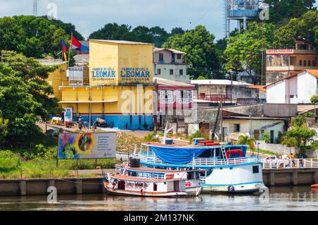 Farbenfrohe kleine Stadt am Ufer des Amazonas, Bundesstaat Pará, Brasilien Stockfoto