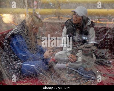 Teheran, Teheran, Iran. 9.. Dezember 2022. Zwei iranische Frauen verbringen ihre Freizeit am 09. Dezember 2022 in einem Café im Bezirk Darband im Norden von Teheran, Iran. (Kreditbild: © Rouz60 Fouladi via ZUMA Press Wire) Kredit: ZUMA Press, Inc./Alamy Live News Stockfoto