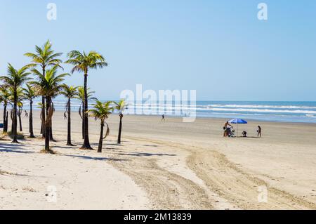 Schöner tropischer Strand Praia Grande im Bundesstaat San Paolo, Brasilien Stockfoto