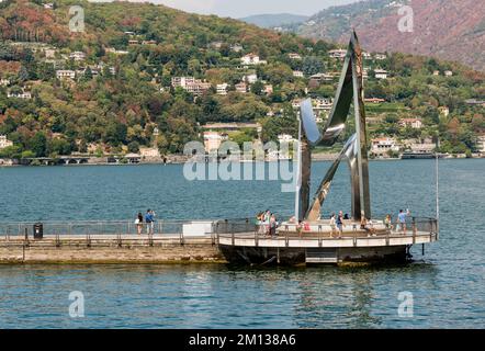 Como, Lombardei, Italien - 5. September 2022: The Life Electric ist eine Skulptur aus Edelstahl von Daniel Libeskind in Como. Stockfoto