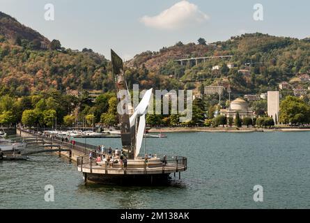 Como, Lombardei, Italien - 5. September 2022: The Life Electric ist eine Skulptur aus Edelstahl von Daniel Libeskind in Como. Stockfoto