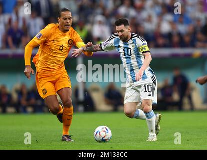 Doha, Katar, 9.. Dezember 2022. Virgil Van Dijk aus den Niederlanden fordert Lionel Messi aus Argentinien während des Spiels der FIFA-Weltmeisterschaft 2022 im Lusail Stadium in Doha heraus. Der Bildausdruck sollte lauten: David Klein / Sportimage Credit: Sportimage/Alamy Live News Stockfoto