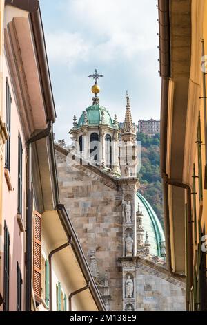 Blick auf den Glockenturm der Kathedrale von Como im historischen Zentrum von Como, Lombardei, Italien Stockfoto