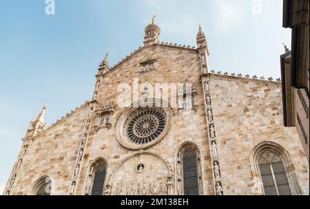 Die Fassade der Kathedrale von Como im historischen Zentrum von Como, Lombardei, Italien Stockfoto