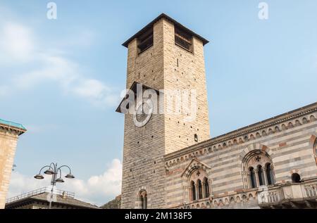 Der Stadtturm mit der Uhr der Kathedrale von Como im historischen Zentrum von Como, Lombardei, Italien Stockfoto