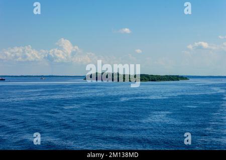 Tropische Wasserlandschaft der Rio Amazonas in Brasilien von einem Kreuzfahrtschiff aus während einer Fahrt von Manaus nach Belem Stockfoto