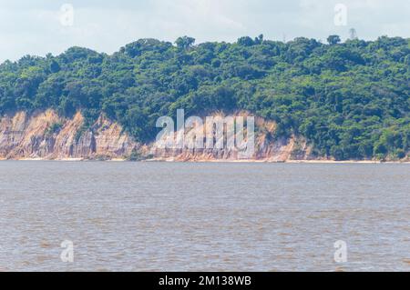 Tropische Wasserlandschaft der Rio Amazonas in Brasilien von einem Kreuzfahrtschiff aus während einer Fahrt von Manaus nach Belem Stockfoto