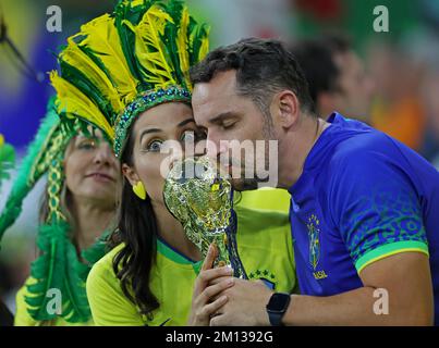 Doha, Katar. 09.. Dezember 2022. Brasilianische Fans, während des Spiels zwischen Kroatien und Brasilien, für das Viertelfinale der FIFA Weltmeisterschaft Katar 2022, Education City Stadium diesen Freitag 9.. Foto: Heuler Andrey/DiaEsportivo 30761 (Heuler Andrey/SPP) Kredit: SPP Sport Press Photo. Alamy Live News Stockfoto