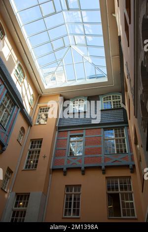 Der Platz hat einen geschlossenen Hof mit Glasdach in der Altstadt von Riga (Lettland). Stockfoto