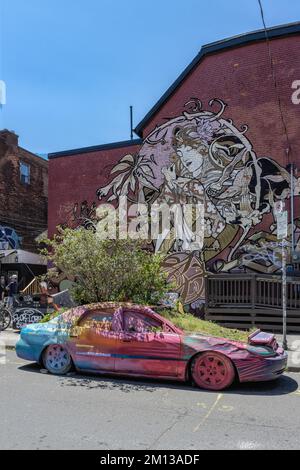 TORONTO, KANADA 18. Juni 2022: Graffiti Car in Kensington Market. Kensington Market ist ein markantes multikulturelles Viertel. Stockfoto