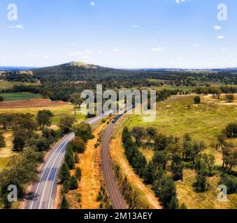 Luftlandschaft mit Zug in Central West nahe Dubbo - Rückansicht. Stockfoto