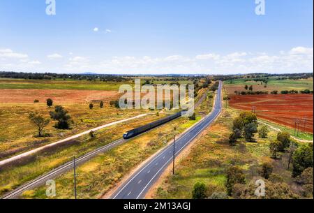 Luftpanorama des Zuges in der Mitte des Westens, die Hütte wird breit. Stockfoto