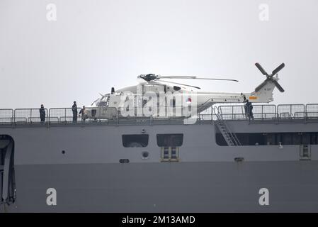 Die Themse wurde von einer Flotte niederländischer Kriegsschiffe besucht, die nach London eintrafen. Das Bild zeigt einen NH90-Hubschrauber auf dem Heckdeck von HNLMS Karel Stockfoto