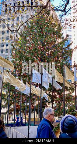 New York, NY, USA - 4. Dezember 2022: Der Weihnachtsbaum der 2022 Jahre im Rockefeller Center in Midtown ist mit Ornamenten und Flaggen geschmückt. Stockfoto