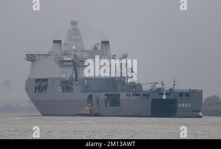 Die Themse wurde von einer Flotte niederländischer Kriegsschiffe besucht, die nach London eintrafen. Das Bild zeigt HNLMS Karel Portier, ein Hilfsschiff der Flotte Stockfoto