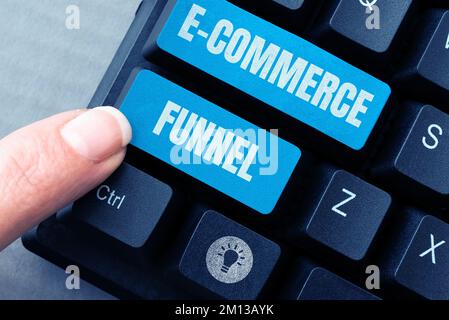 Handgeschriebenes Schild E Commerce Funnel. Geschäftsübersicht ein Tool zur Optimierung der Nutzbarkeit der Online-Ressourcen Stockfoto