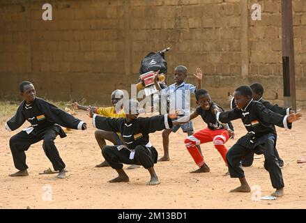 NIGER, Niamey, Kinder, die Judo-Sport auf der Straße machen / Kinder beim Judo Sport auf der Straße Stockfoto