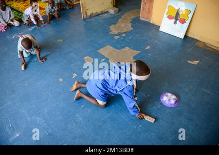 TOGO, Lome, Kindergarten für Kinder von Marktfrauen, Kinder spielen Blinden-Mann-Bluff Stockfoto