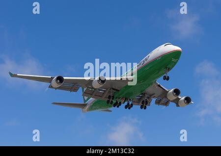 EVA Air Cargo Boeing 747-400 wird gezeigt, wie sie am Flughafen Los Angeles landet. Stockfoto