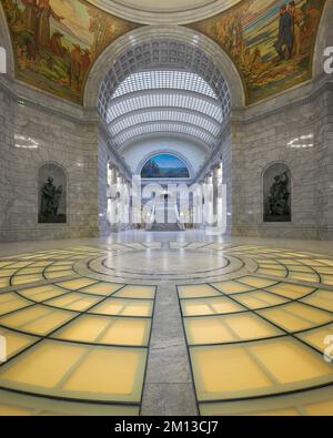 Abgeordnetenhaus von der beleuchteten gelben Rotunde des Kapitolgebäudes von Utah in Salt Lake City, Utah Stockfoto