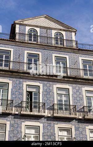 Portugiesisches Haus bedeckt mit blauen Fliesen Asulejo Stockfoto