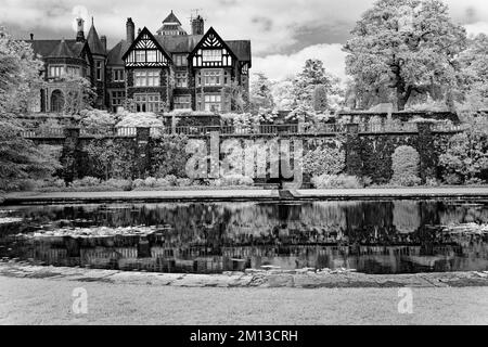 Landschaftsfoto des weltberühmten Bodnant Garden und ein wunderschönes historisches Haus, das sich im Lilienteich, Conwy Snowdonia Countryside, widerspiegelt Stockfoto