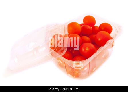 Frische Kirschtomaten in Kunststoffpackung, isoliert Stockfoto