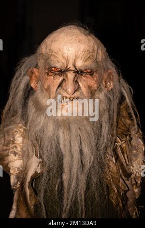 Cesky Krumlov, Tschechische Republik - Dezember 4 2022: Krampus oder Zert Maske eines bärtigen Mannes in Tschechien. Stockfoto