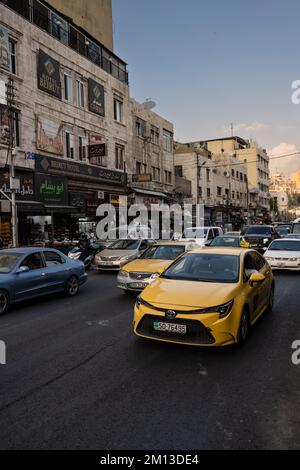 Amman, Jordanien - 26 2022. Oktober: Gelbes Taxi und Verkehr auf der Al Hashemi Street in Amman City. Stockfoto