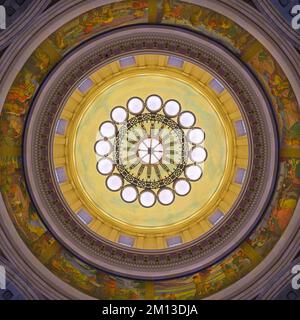 Innere Kuppel und Kronleuchter aus der Rotunde des Utah State Capitol in Salt Lake City, Utah Stockfoto