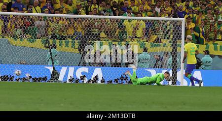 Doha, Katar. 09.. Dezember 2022. 9.. Dezember 2022, Doha, Katar. FIFA Weltmeisterschaft Katar 22: Viertelfinalspiel 58 – Kroatien gegen Brasilien im Education City Stadium 1 Brasilien 1 Neymar One & 16 Pettkovic (cro) jedes Tor, das Kroatien mit 4-2 Punkten mit Strafen gewonnen hat. Gutschrift: Seshadri SUKUMAR/Alamy Live News Stockfoto
