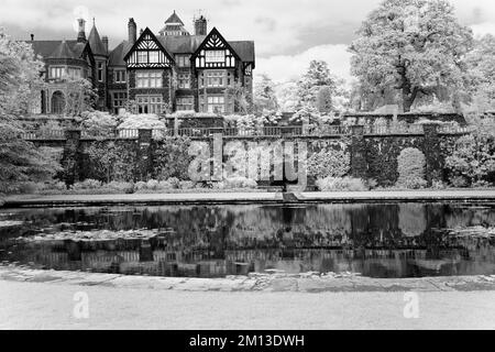 Landschaftsfoto des weltberühmten Bodnant Garden und ein wunderschönes historisches Haus, das sich im Lilienteich Conwy Snowdonia widerspiegelt Stockfoto