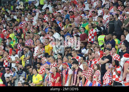 Katar, Doha. 9.. Dezember 2022. 9.. Dez. 2022, Doha, Katar.FIFA Weltmeisterschaft Katar 22: Viertelfinale .Match 58 - Kroatien gegen Brasilien.at Education City Stadium.1 Brasilien 1 .Neymar One & 16 Pettkovic (cro) jedes Tor.Kroatien gewann mit 4-2 Punkten bei Elfmetern.The Crowd (Kreditbild: © Seshadri Sukumar/ZUMA Press Wire), Live News, Inc Stockfoto