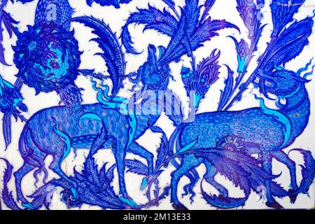 Blaue Fliesen aus Tier- und Blumenfiguren des Topkapi-Palastes in Istanbul, Türkei. Stockfoto