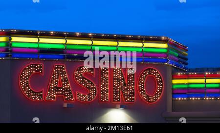 Neonschild Rainbow Casino, Hotel & Travel Center am Wendover Blvd 1045 in West Wendover, Nevada Stockfoto