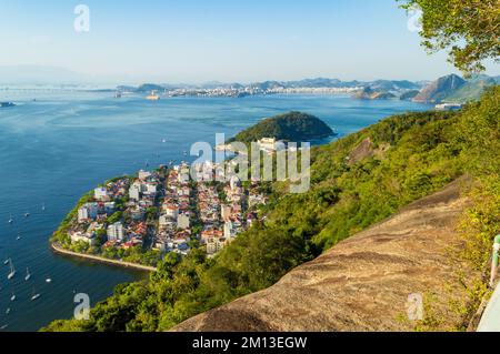 Blick auf die nördliche Bucht von Rio De Janeiro mit Blick auf den flamengo-Strand und den lokalen Flughafen Stockfoto