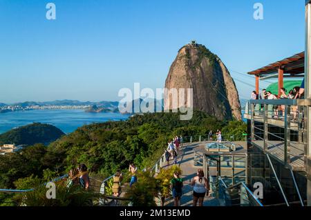 Zuckerhut und seine Gondel aus nächster Nähe in Rio de Janeiro, Brasilien Stockfoto