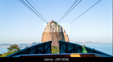 Zuckerhut und seine Gondel aus nächster Nähe in Rio de Janeiro, Brasilien Stockfoto