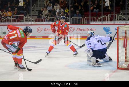 Düsseldorf, Deutschland. 09.. Dezember 2022. Goalchance DEG, links nach rechts Daniel FISCHBUCH (DEG), Philip GOGULLA (DEG) versus Goalwart Philipp Dietl (STR), Action, Eishockey 1. Bundesliga, DEL Matchday 28, Duesseldorfer EG (DEG) - Straubing Tigers (STR), ON 09,12 .2022 in Düsseldorf/Deutschland. Kredit: dpa/Alamy Live News Stockfoto