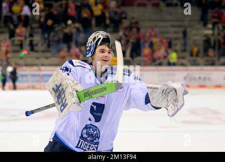 Final Jubilation STR, Goalwart Philipp DIETL (STR) Eishockey 1. Bundesliga, DEL Matchday 28, Duesseldorfer EG (DEG) - Straubing Tigers (STR) 1: 4, am 9.. Dezember 2022 in Düsseldorf/Deutschland. Kredit: dpa Picture Alliance/Alamy Live News Stockfoto