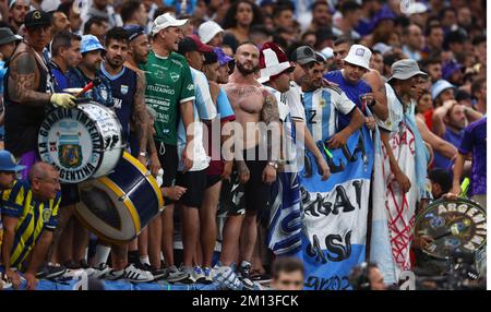 Doha, Katar, 9.. Dezember 2022. Argentinische Fans schauen während des Spiels der FIFA-Weltmeisterschaft 2022 im Lusail Stadium in Doha zu. Der Bildausdruck sollte lauten: David Klein / Sportimage Credit: Sportimage/Alamy Live News Stockfoto