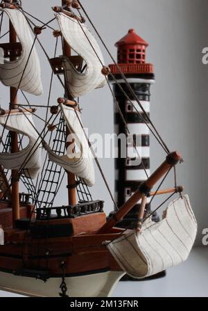 Vorderer Teil Und Bugsprit Des Toy Masted Ship Vor Dem Miniatur Beacon Tower Stockfoto