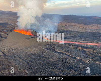 Mauna Loa, Hawaii, USA. 7.. Dezember 2022. Ein morgendlicher Überflug am 7. Dezember 2022 bot einen unvergleichlichen Blick auf den Ausbruch von Fissure 3 in der nordöstlichen Rift Zone von Mauna Loa. Kredit: USGS/ZUMA Press Wire Service/ZUMAPRESS.com/Alamy Live News Stockfoto