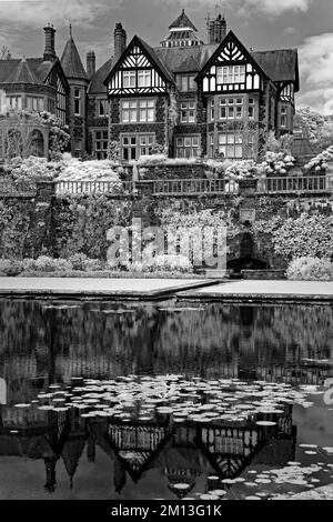 Infrarot-Landschaftsfoto des weltberühmten Bodnant Garden und ein wunderschönes historisches Haus im Lily Pond. Conwy Valley, Snowdonia North Wale Stockfoto