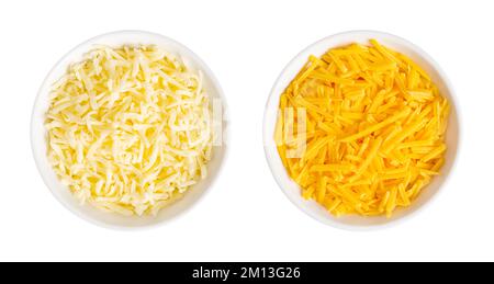 Zerkleinerter Mozzarella und Cheddar in weißen Schüsseln. Geriebener Mozzarella mit geringer Feuchtigkeit und pikanter, orangefarbener Naturkäse. Stockfoto