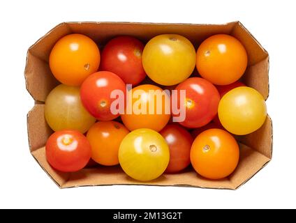 Bunte Kirschtomaten, in einer Schale aus Pappe. Frische und reife kleine und runde Cocktailtomaten in Rot, Gelb und Orange. Stockfoto